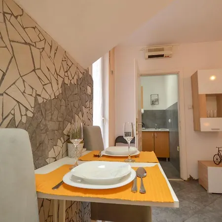 Misha - Cozy Place To In Apartment