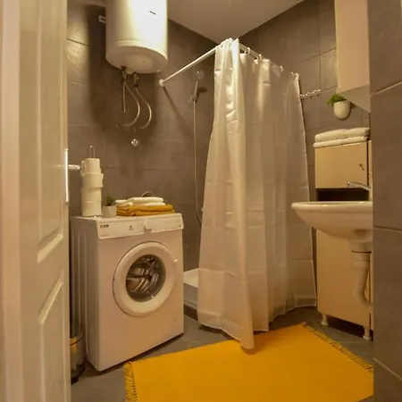Misha - Cozy Place To In Apartment
